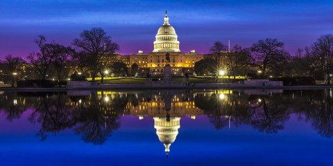 MARCH 27, 2018, WASHINGTON D.C., U.S. Capitol Building & Reflecting Pool, Sunrise, Washington, D.C., USA - obrazy, fototapety, plakaty
