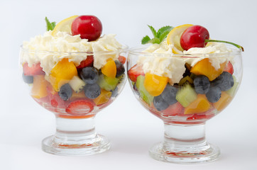 Zwei Gläser Obstsalat