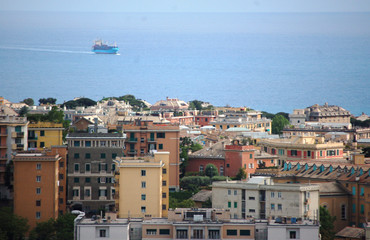nave che si accinge ad entrare in porto