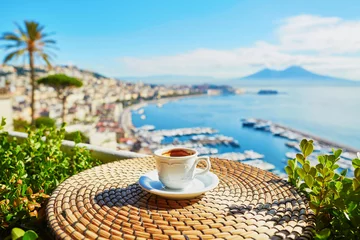 Poster Kopje koffie met uitzicht op de Vesuvius in Napels © Ekaterina Pokrovsky