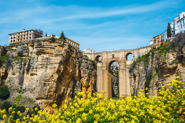 die berühmte Steinbrücke über die Schlucht des Tajo in Ronda, Andalusien, Spanien