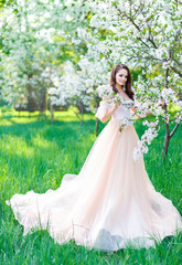 Obraz na płótnie Canvas Bride in a wedding dress in the garden