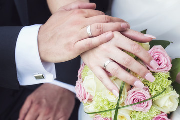 wedding rings and wedding bouquetf