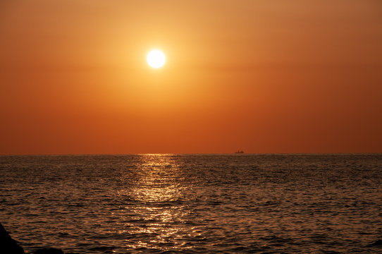 太平洋に昇る朝日 © Yoshihiro Okamoto
