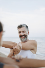 Obraz premium Couple stretching at the beach