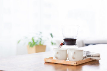 コーヒーカップとコーヒーメーカー