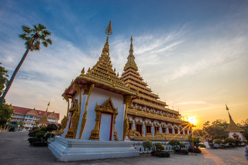 Fototapeta premium Kolorowy, jasnoniebieski wieczór. Wat Phra That Kaen Nakorn lub Wat Nong Wang. To piękna świątynia w Khon Kaen. Odwiedzanie piękna jest atrakcyjne dla turystów. W północno-wschodniej Tajlandii.