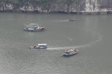 Obraz premium Ha Long Bay , Vietnam-29 November 2014:Fishing boat in Ha long Bay, Panoramic view of sunset in Halong Bay, Vietnam, Southeast Asia,UNESCO World Heritage Site