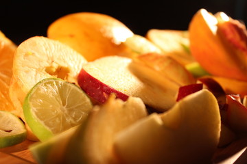 Fototapeta na wymiar Manzana entre frutas.