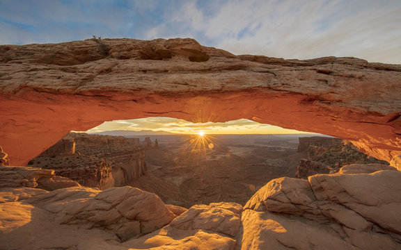 Sunrise behind Mesa Arch in Canyonlands National Park, Utah