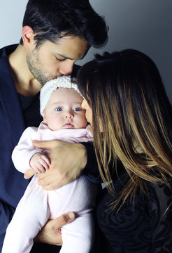 Une famille parfaite. jeunes parents embrassant leur b&eacute;b&eacute;