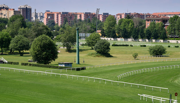 Lange Bahn des Ippodromo del Galoppo mit Hohhaus im Hintergrund