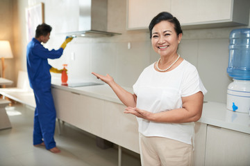 Fototapeta premium Cheerful housewife and plumber