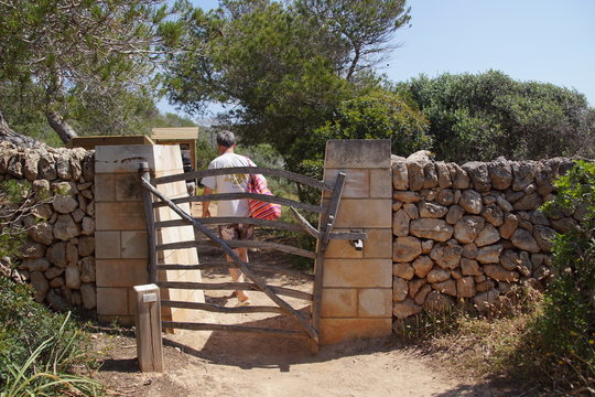 Homme senior randonnant sur l'&icirc;le de Minorque, Bal&eacute;ares, Espagne