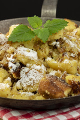 Schmarrn in einer Eisenpfanne