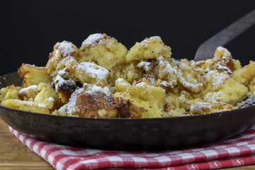 Schmarrn in einer Eisenpfanne