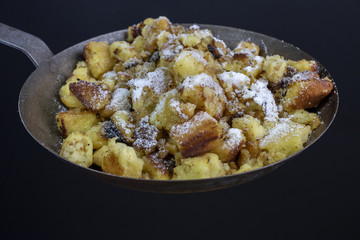 Schmarrn in einer Eisenpfanne