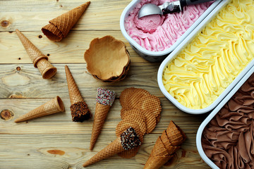 gelato fatto in casa vari gusti fragole vaniglia ciccolato in vaschette di metallo coni e cialde