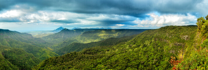 Grüne Schluchten im Black River Gorges Nationalpark in Mauritius, Afrika.