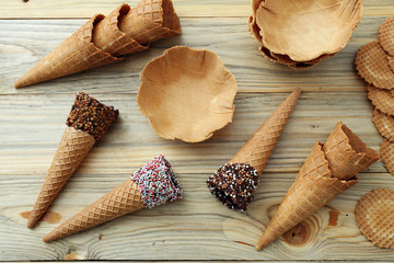 gelato accessori per servire il gelato vaschette coni e cialde wafer su tavolo