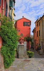 Fototapeta na wymiar Picturesque bright house in the ancient part of a small town in Tuscany