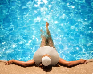 Foto auf Acrylglas Frau, die sich im Pool entspannt © Romolo Tavani