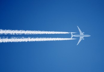 Flieger mit Kondenzstreifen