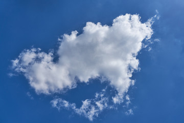 Einzelne weiße Wolke vor einem blauen Himmel
