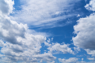 Obraz premium Blauer Himmel mit weißen Wolken