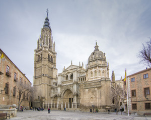 Toledo, España; 02 12 2017: La Catedral de Santa María de Toledo, excelente ejemplo del gótico en España. - obrazy, fototapety, plakaty
