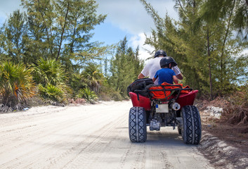 Padre e figlio in quad a Cayo Largo, Cuba © Marcella Miriello