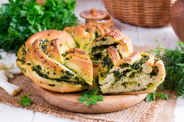 Yeast bun with garlic and herbs