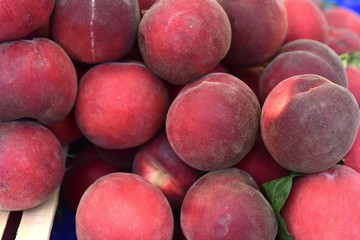 Close-up di una cesta di pesche