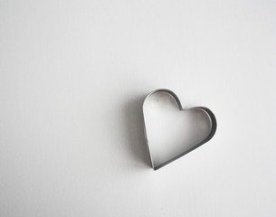 cuore acciaio su fondo bianco