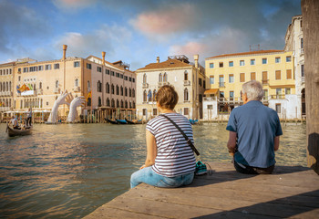 Naklejka premium couple en voyage à Venise