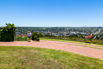 Fototapeta na wymiar The town of Grahamstown from the view point of the 1820 settler's monument.