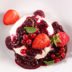 panna cotta with berries