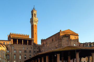 Obraz premium Central square of Siena - Piazza del Campo and the palace Palazzo Pubblico with tower Torre del Mangia in Siena, Tuscany, Italy.