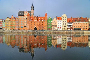 View of Mottlau River Long Bridge (Dlugie Pobrzeze) waterfont with Brama Mariacka (Frauentor), Gdansk (Danzig), Poland.