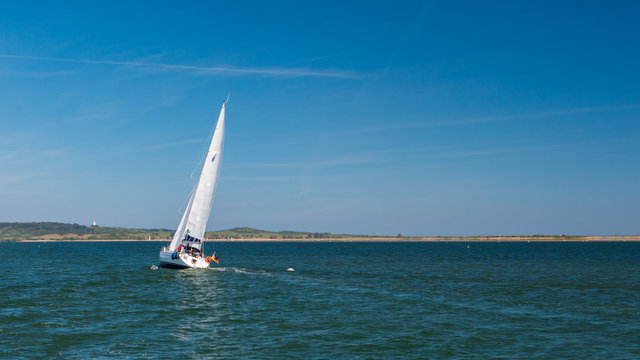 Segelboot, Yacht vor der Insel Hiddensee mit dem Leuchttrum Dornbusch