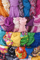 Foulards de algodón en tonos rosas y otros colores.