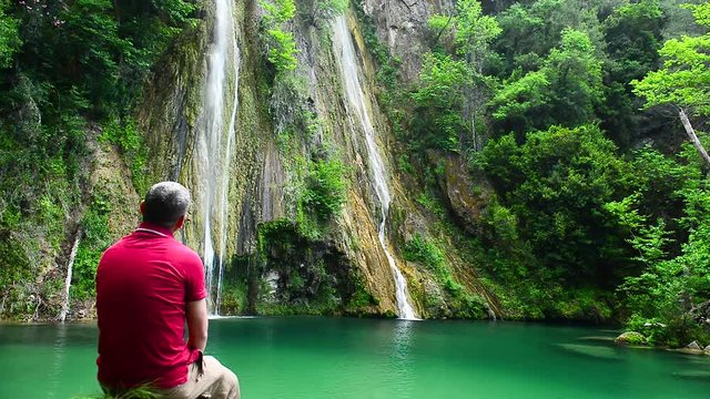 şelale kenarında dinlenen insan ve rahatlatıcı,terapi edici etkisi