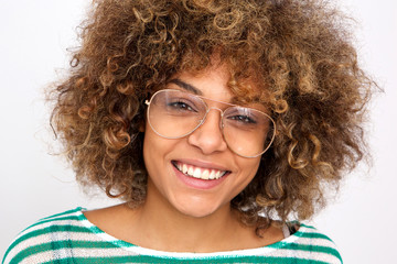 Obraz premium Close up smiling young african american woman with glasses