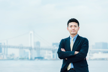 ビジネスイメージ・男性・腕組み