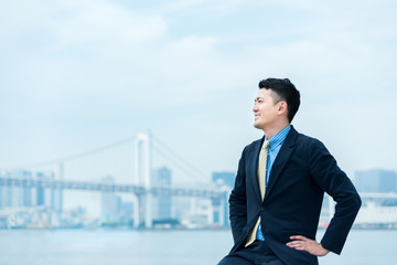 自信を持った表情の男性