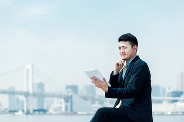 ビジネスイメージ・タブレットPCを持つ男性