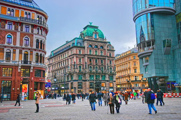 Mensen lopen in Wenen, Oostenrijk in Stephansplatz