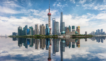 Panoramasicht auf die Skyline von Shanghai mit Reflektionen im Huangpu Fluss, China
