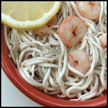 Cazuelita con angulas y gambas