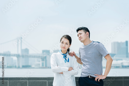 遠くを見つめる男女 夫婦 カップル デート Wall Mural Chachamal